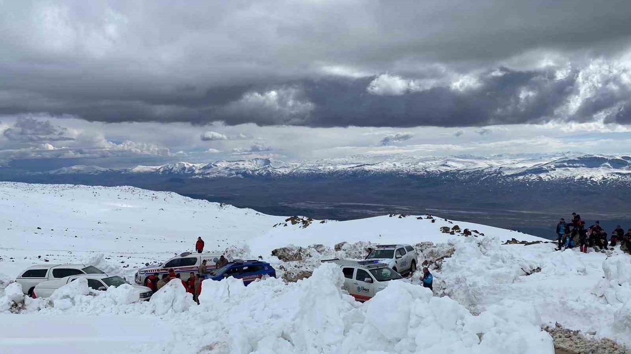 Ağrı Dağı’nda kaybolan kadın dağcıyı arama çalışmaları sürüyor
