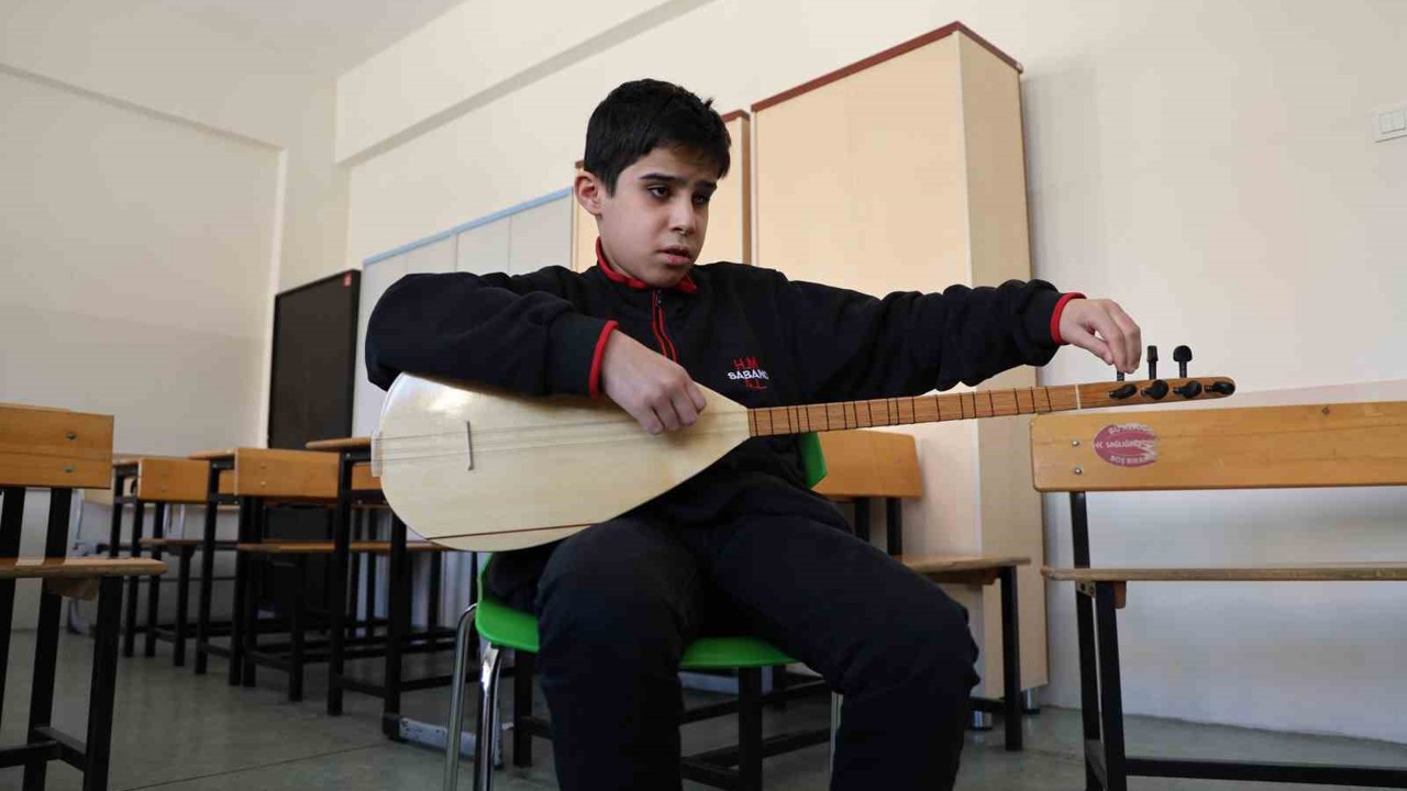 Gözleri görmeden hissederek çalıyor
