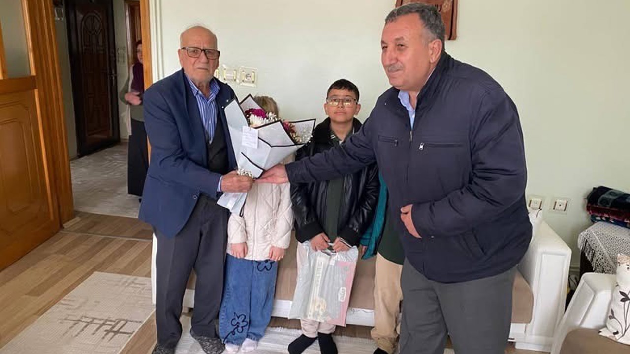 Diyarbakır’da öğrenciler, emekli öğretmenleri unutmadı
