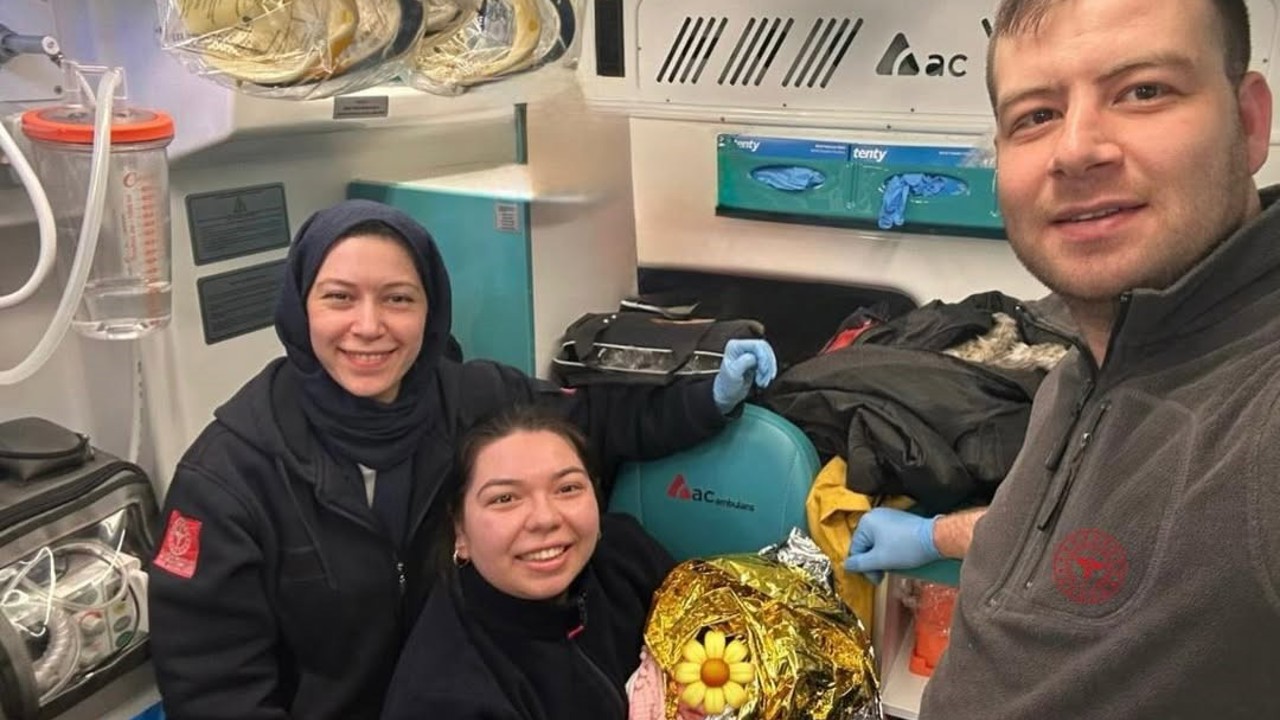 Dünyaya gözlerini ambulansta açtı
