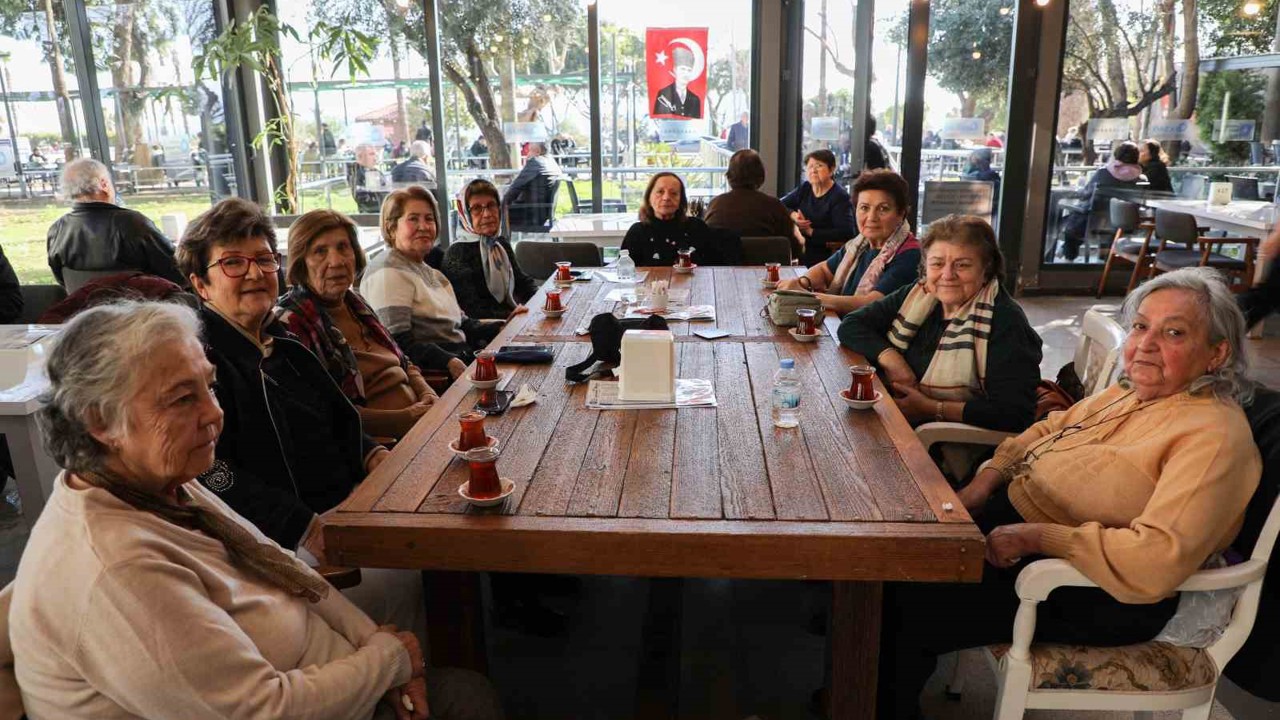 Antalya’da 57 yıllık dostlar çay bahçesinde buluştular
