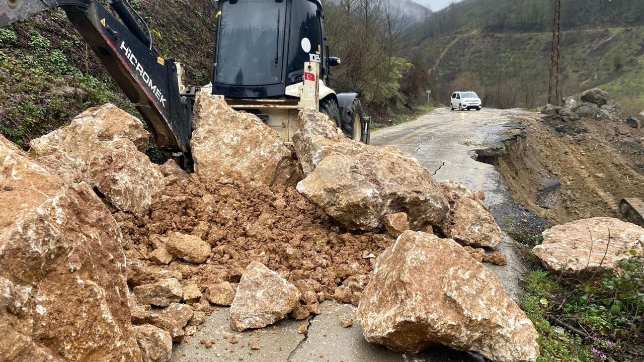 Aşırı yağışlar heyelana neden oldu yol çatladı
