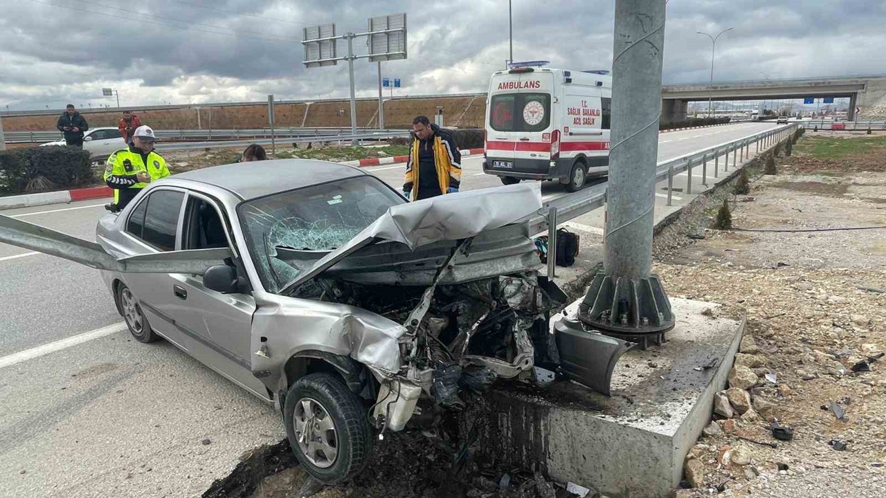 Otomobil demir bariyere ok gibi saplandı: Karı koca ölümden döndü
