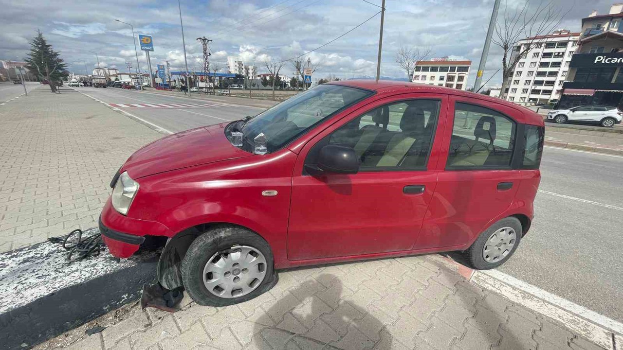 Otomobil refüje çıktı, sürücü kazayı yara almadan atlattı

