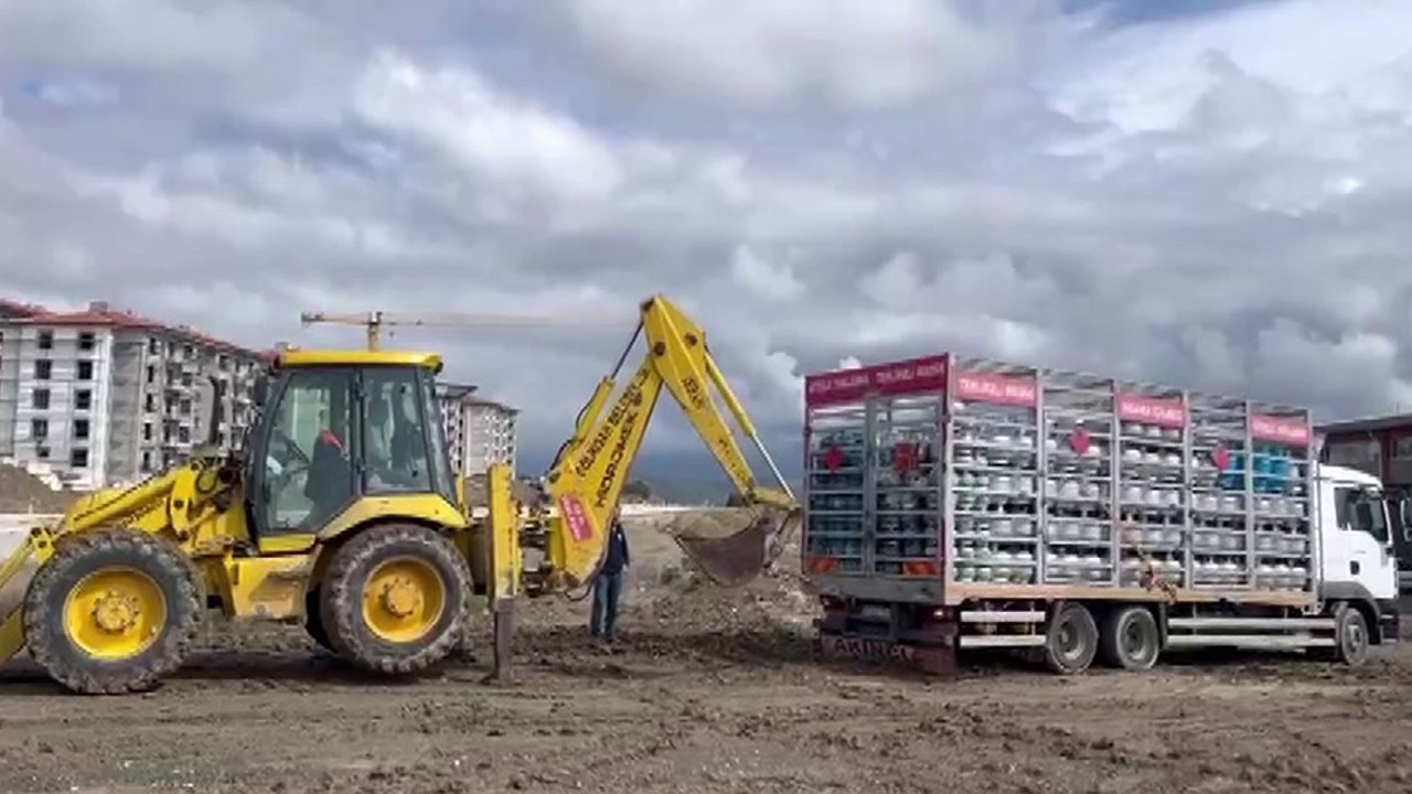 Çamura saplanan tüp yüklü kamyon kepçeyle kurtarıldı
