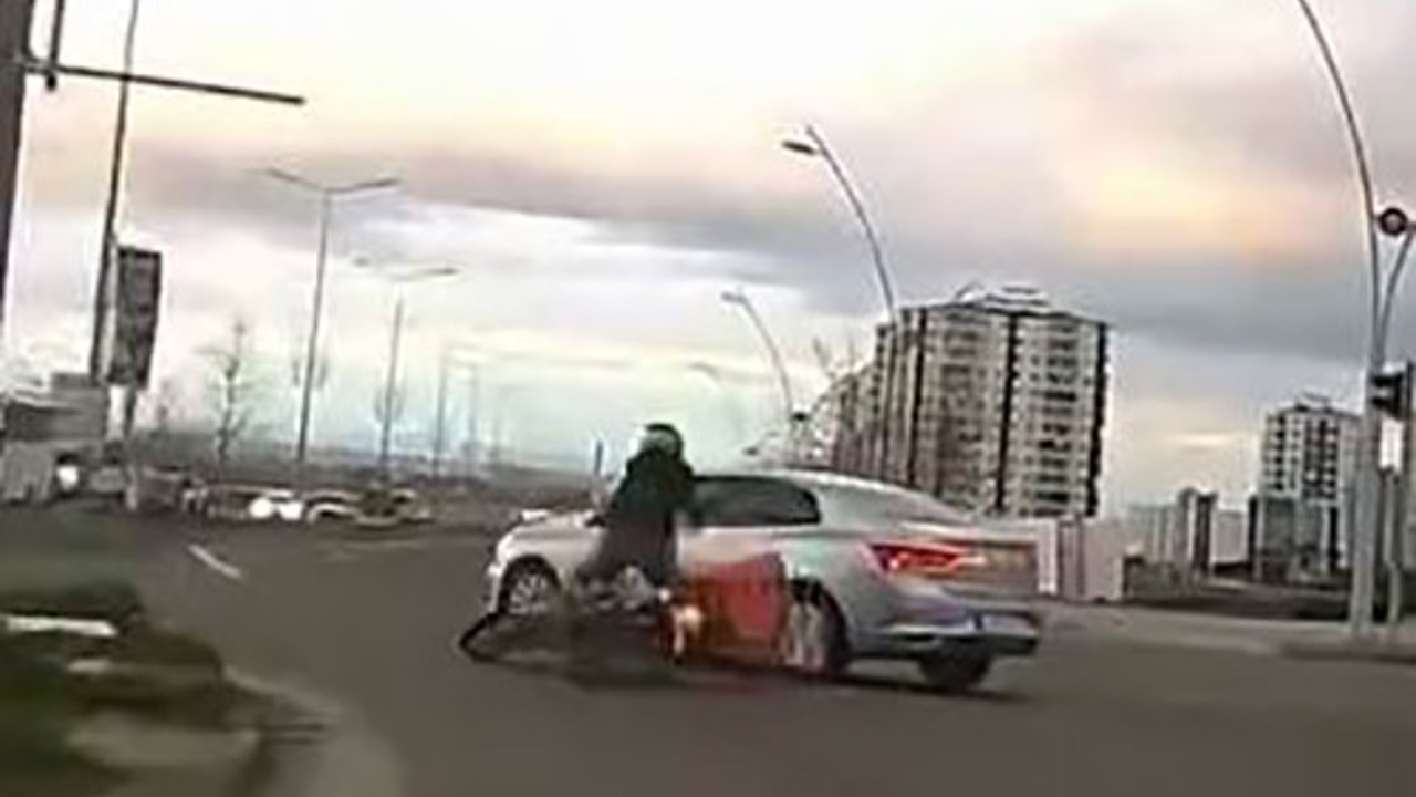 Motosikletin otomobille çarpışma anı kamerada

