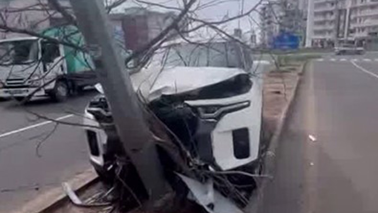 Diyarbakır’da otomobil refüje çıkıp direğe çarptı: 1 yaralı
