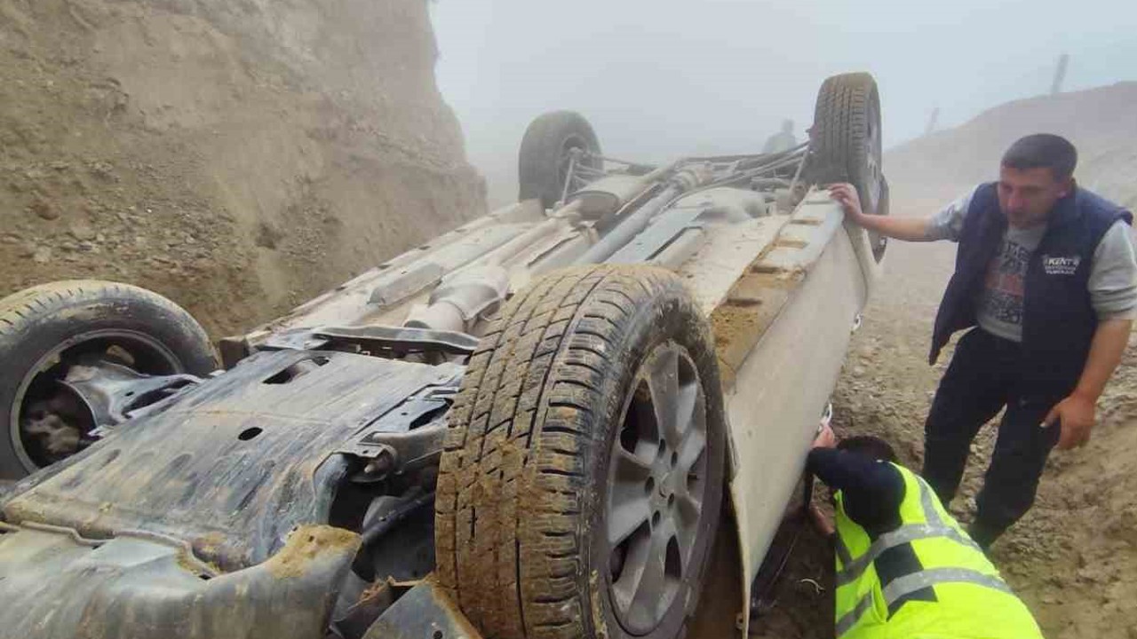Kontrolden çıkan otomobil DESKİ tarafından açılan çukura yuvarlandı; 1 yaralı
