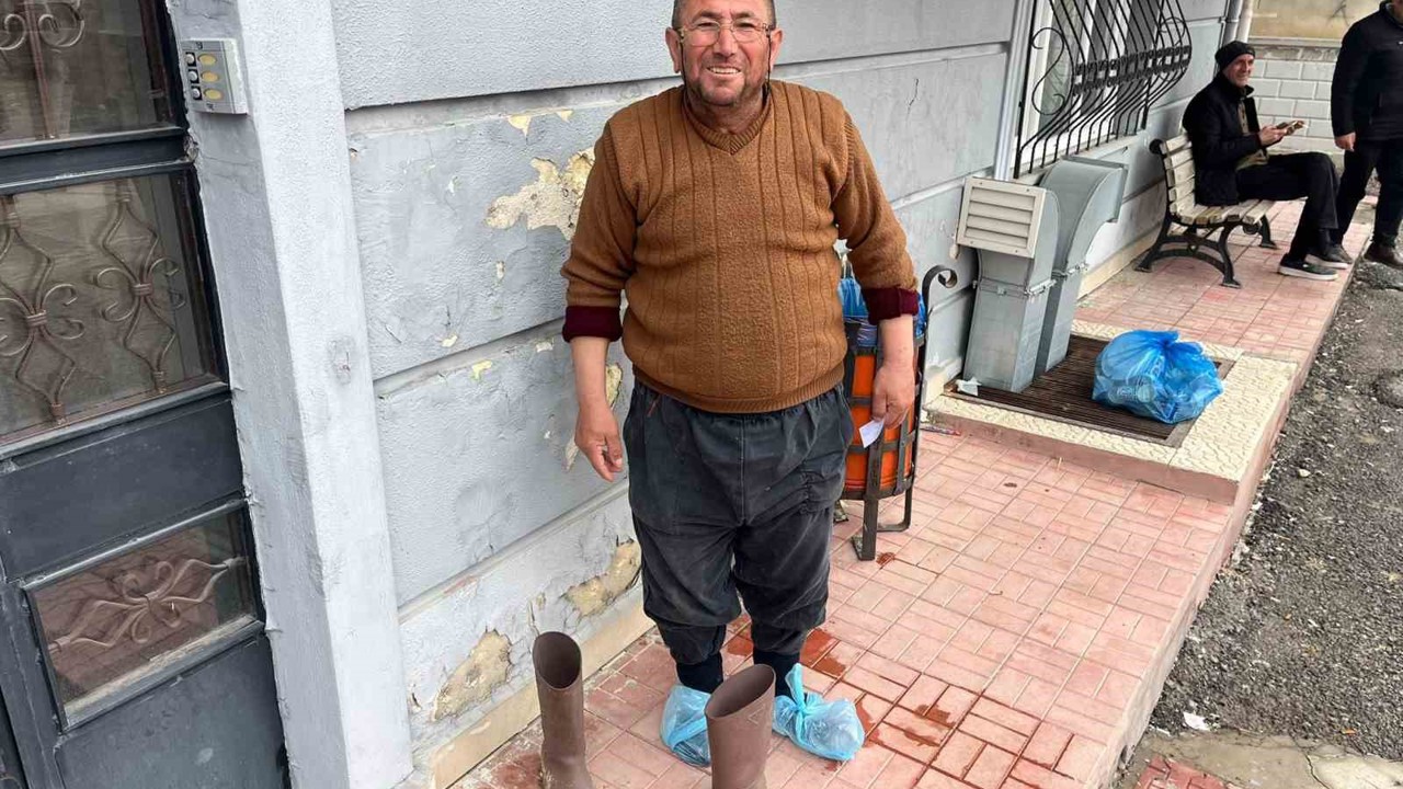 Kirli çizmelerini çıkarıp galoşla aile sağlığı merkezine girdi
