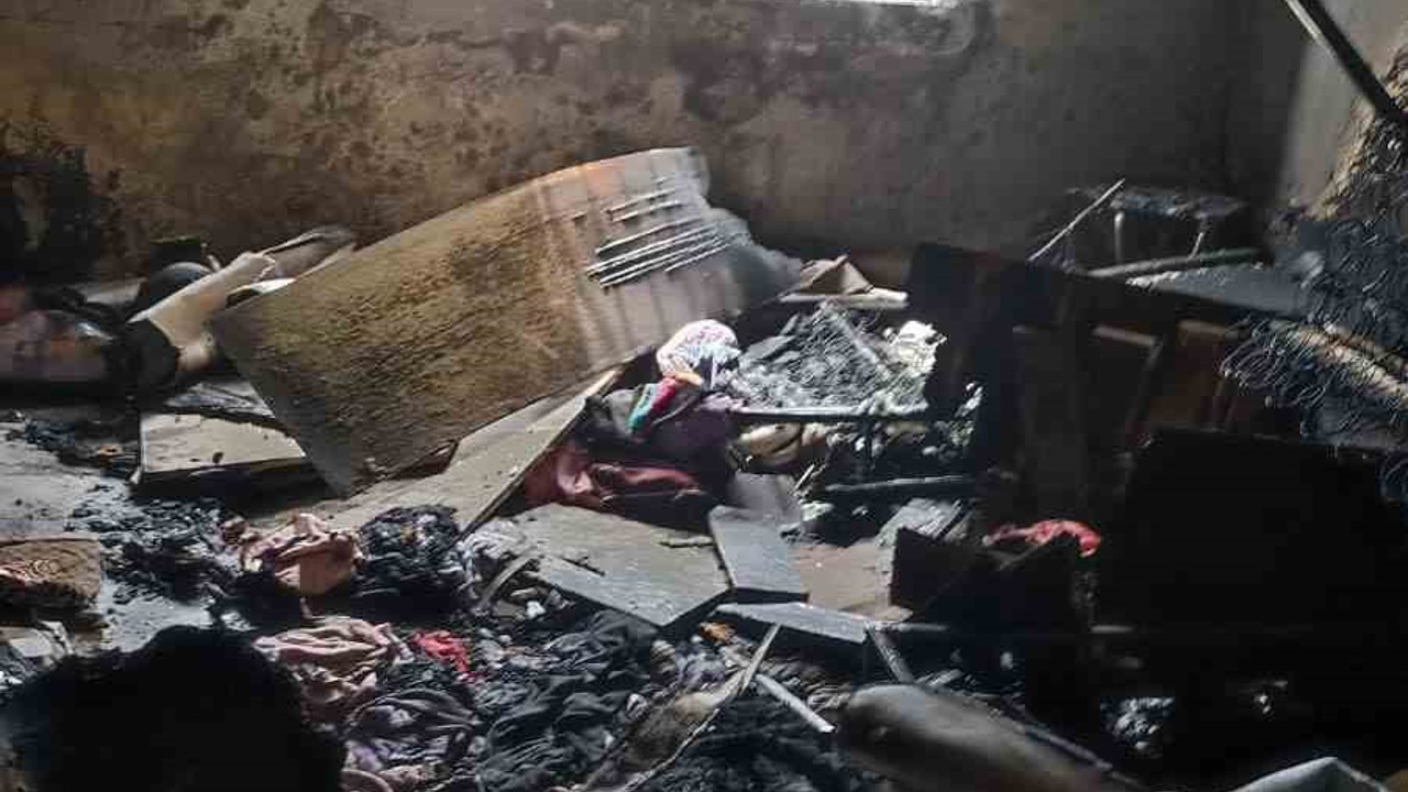 Yangın bir evi küle çevirdi
