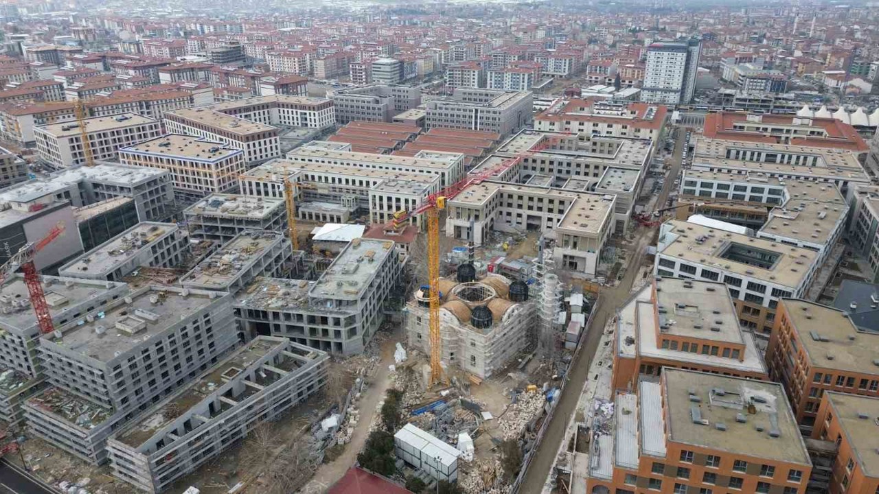 Battalgazi Belediye Başkanı Bayram Taşkın, Akpınar bölgesindeki çarşı alanında s