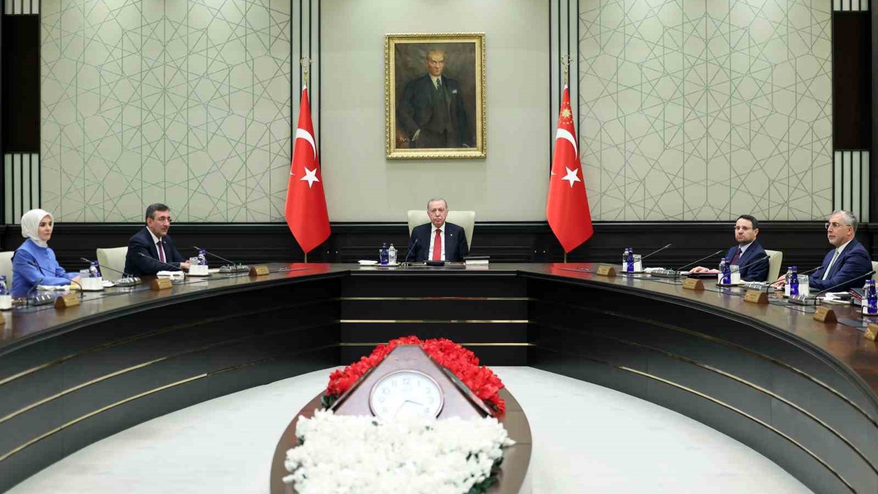 Kabine Toplantısı, Cumhurbaşkanı Recep Tayyip Erdoğan’ın başkanlığında Beştepe’de başladı.
