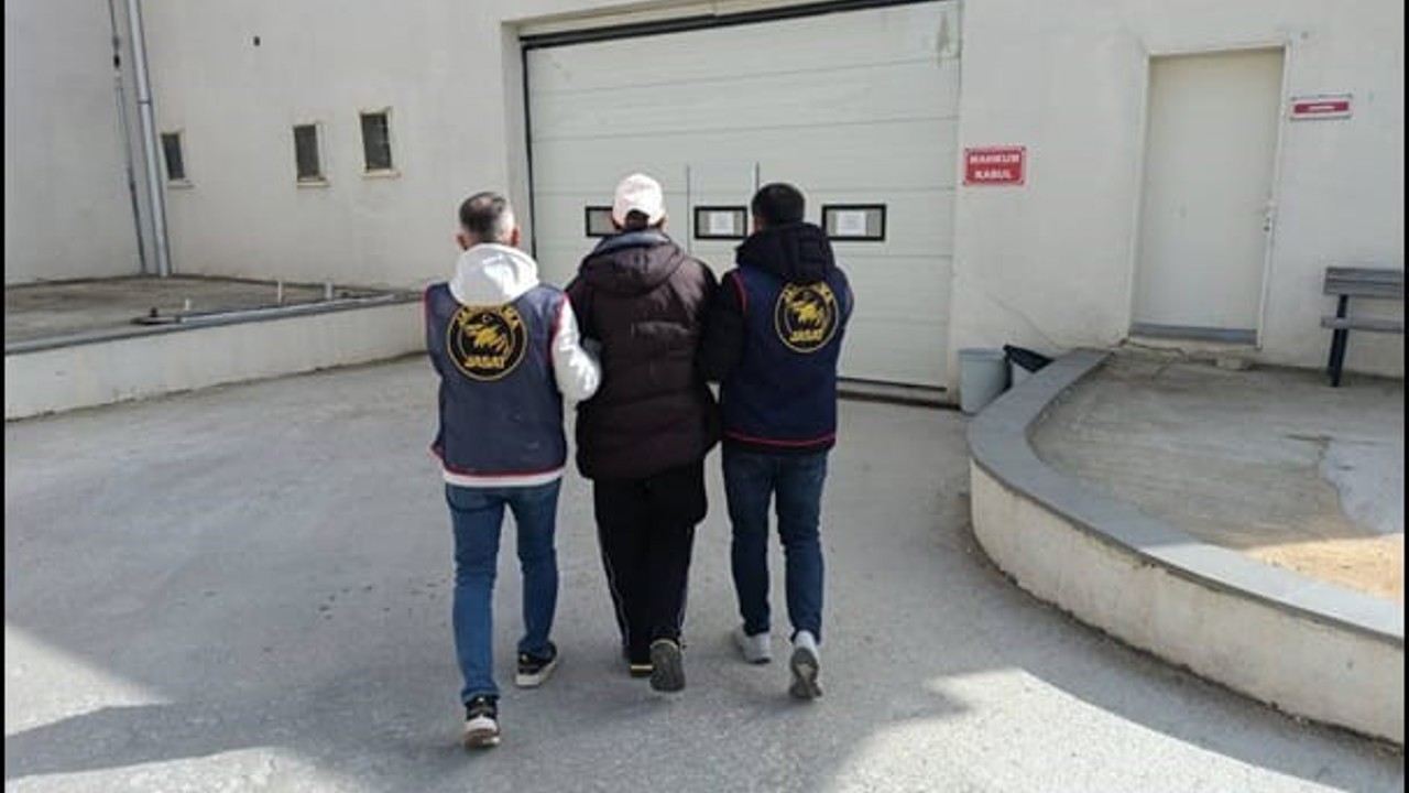 21 yıl hapis cezası bulunan dolandırıcı JASAT’tan kaçamadı
