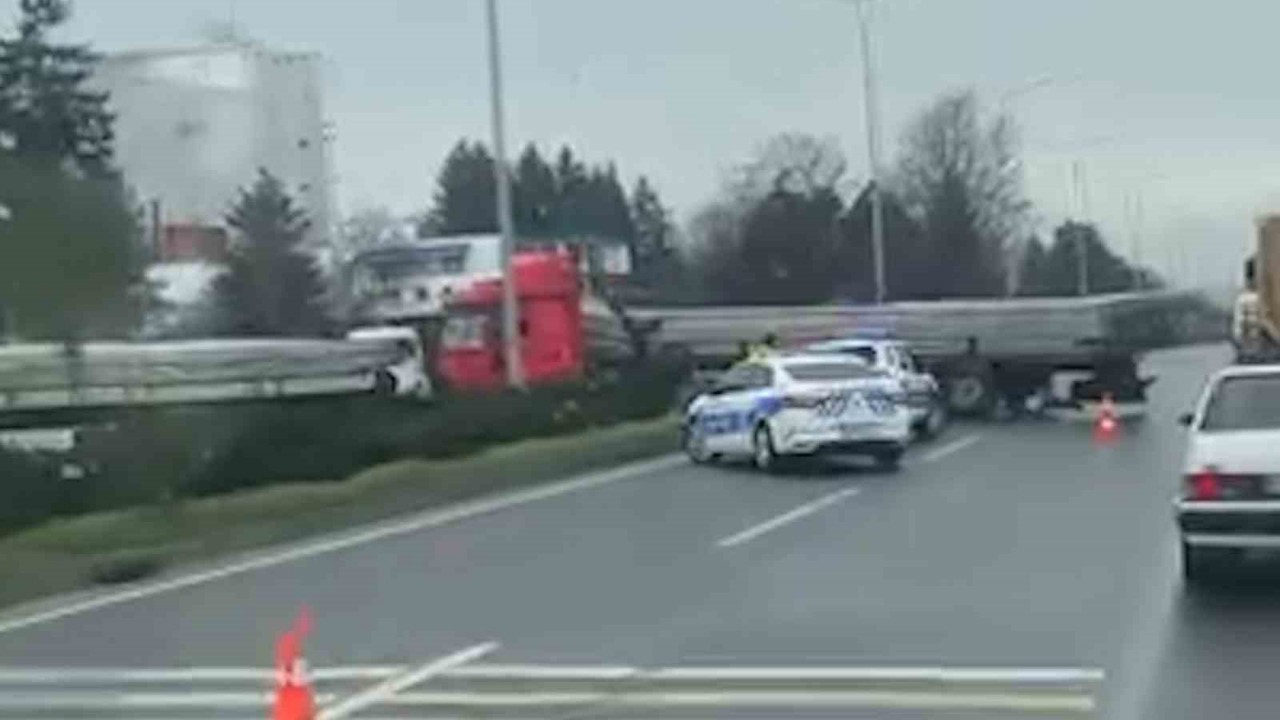 Bolu’da D-100 kara yolunda tır makasladı
