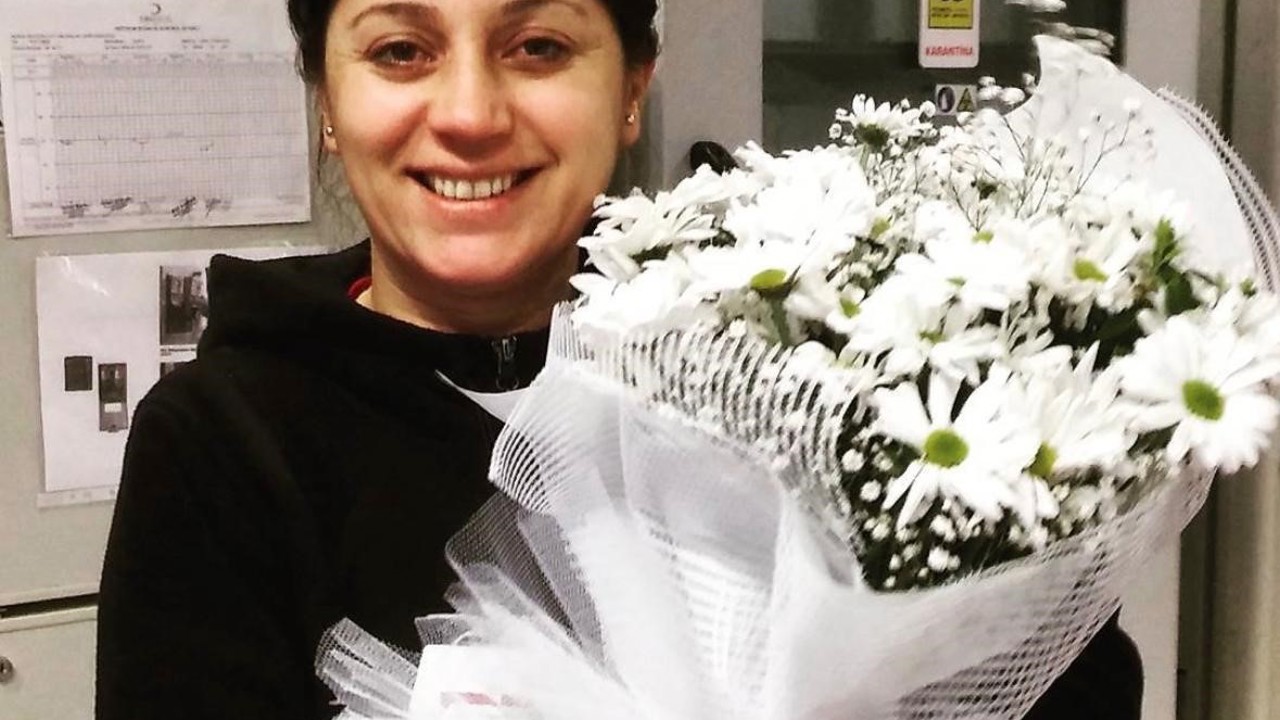 Spor salonunda fenalaşıp hastanede ölen hemşire 9 ay önce ölen oğlunun yanına defnedildi
