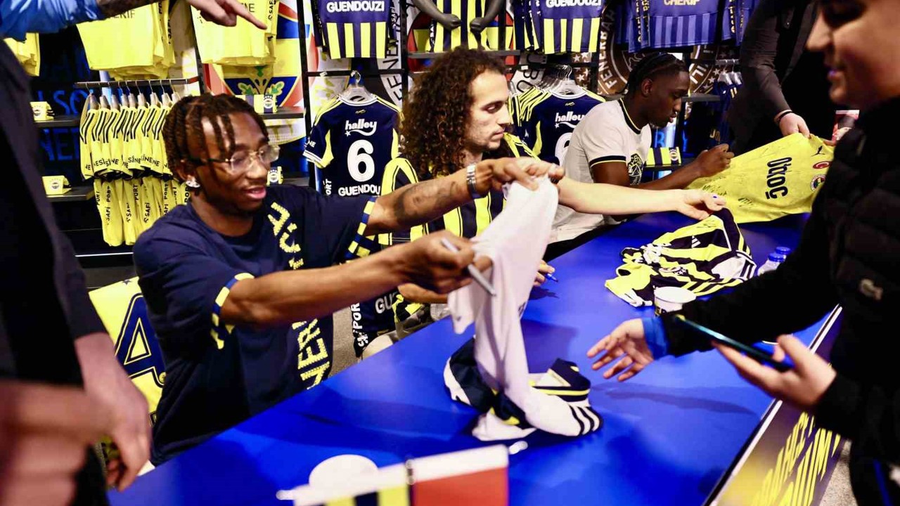 Fenerbahçeli futbolcular Guendouzi, Nene ve Cherif, taraftarlarla buluştu
