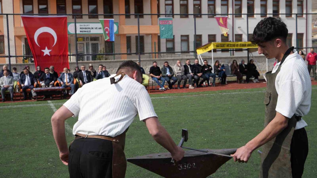 Bayburt’ta Nevruz coşkusu: Bayram ateşi yakıldı, örste demir dövüldü
