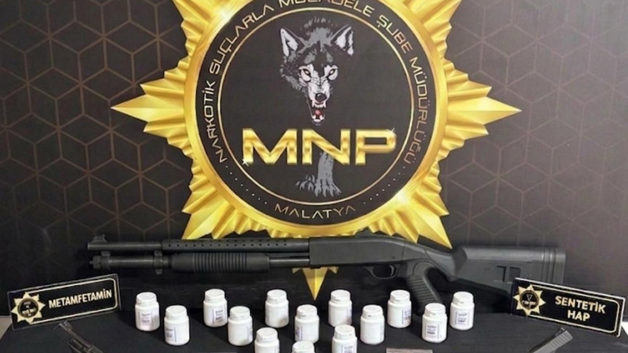 Malatya’da düzenlenen operasyonda çok sayıda sentetik ecza hap ile ruhsatsız sil