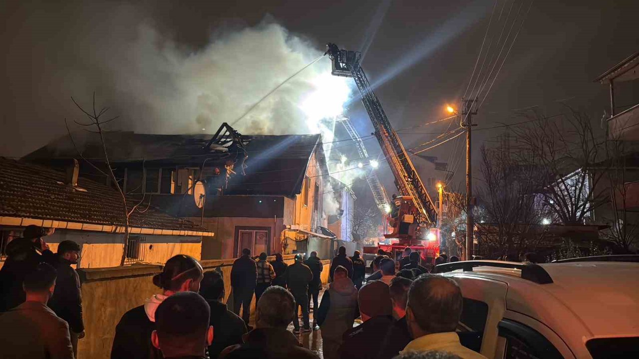 Elektrikli ısıtıcı evi alev alev yaktı: 3 kişi dumandan etkilendi
