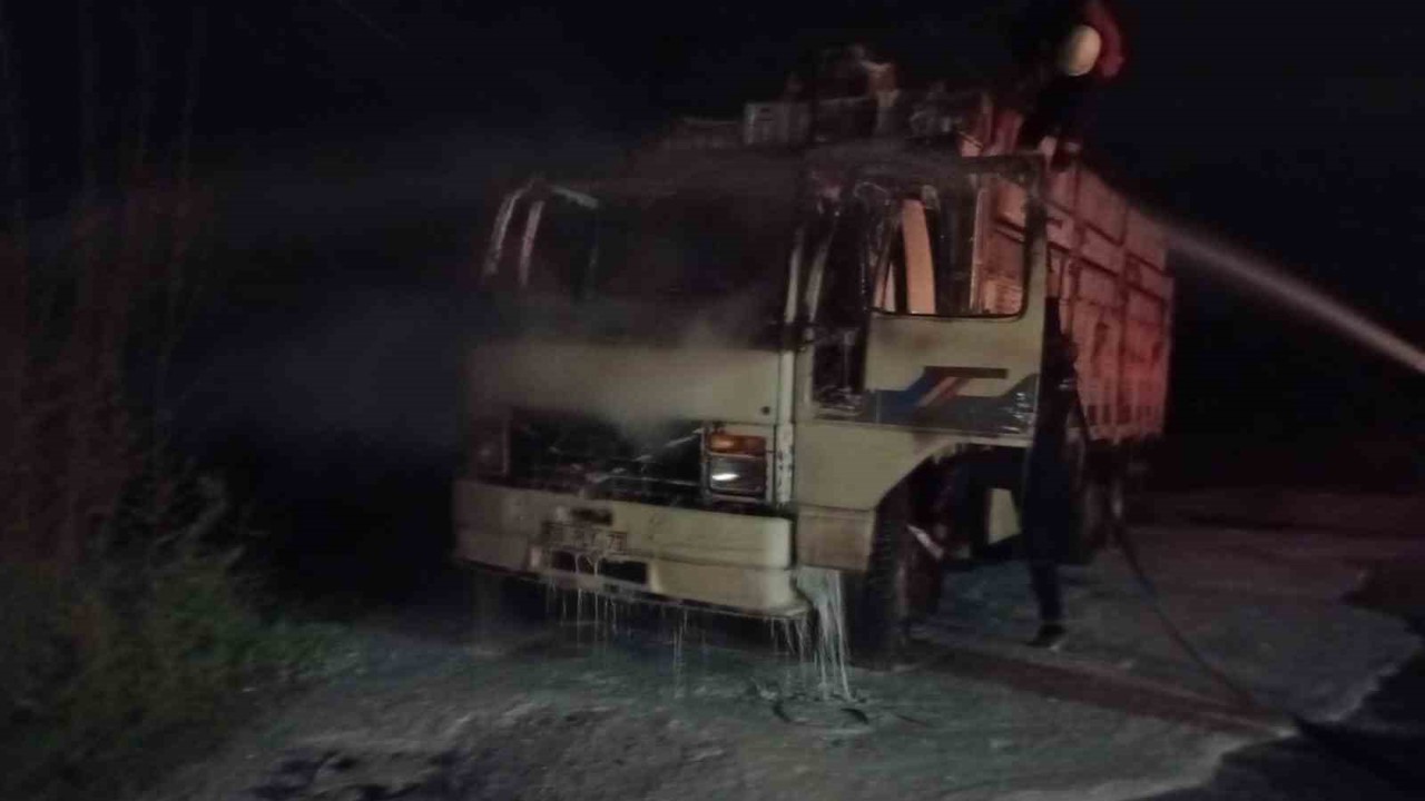 Kamyon alevlere teslim oldu
