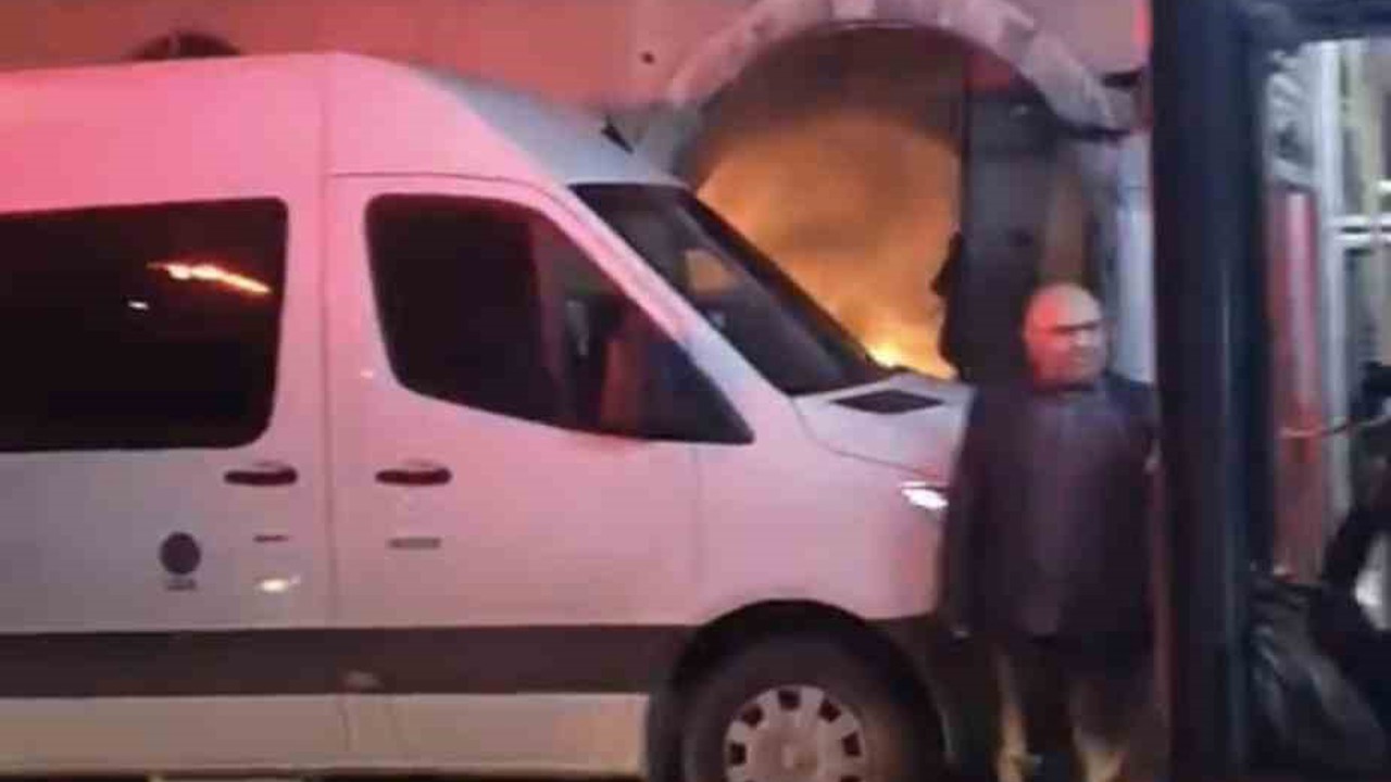 Bursa’da tarihi binada çıkan yangın söndürüldü
