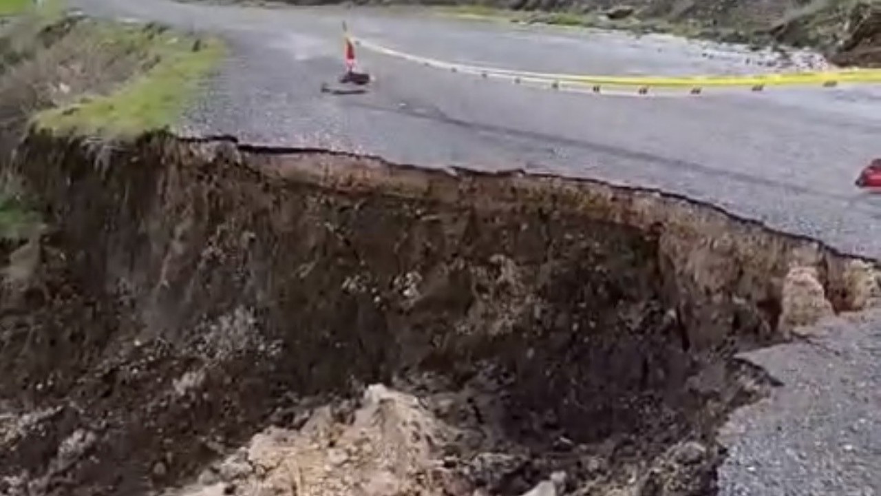Çermik’te yolda çökme meydana geldi
