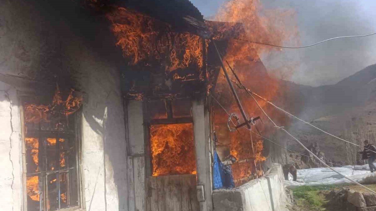 Köy evinde korkutan yangın
