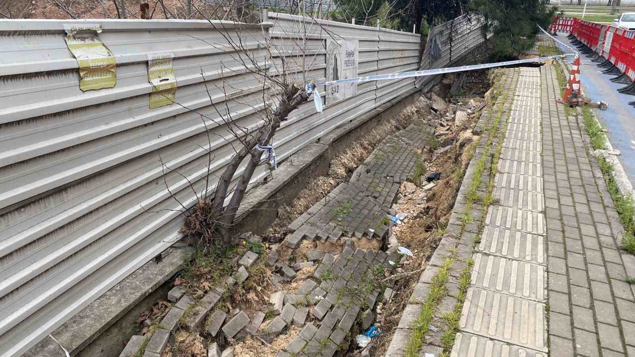 Bursa’da hafriyat çalışmasında yola zarar verdiler
