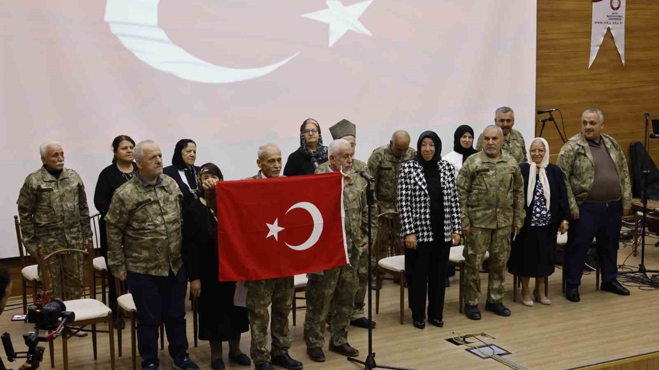 Yıllar sonra yeniden kamuflaj giyen yaşlılar, şiir okuyup duygu dolu anlar yaşadılar
