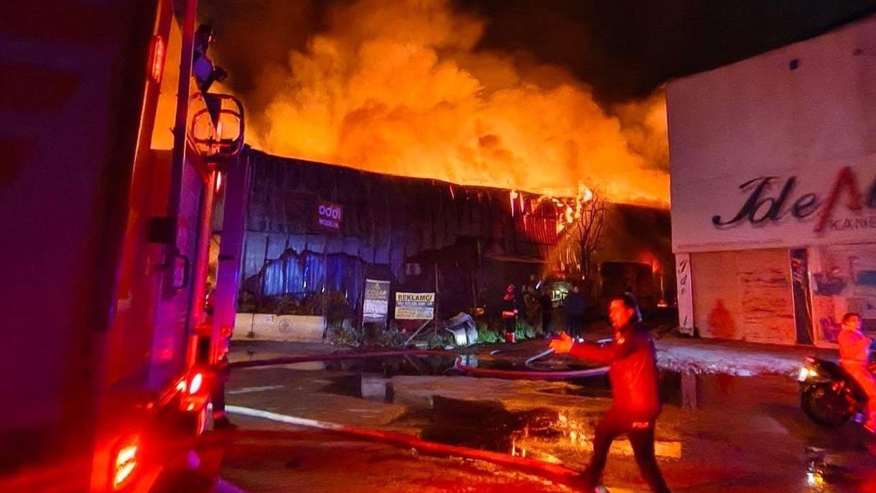 İzmir’de mobilya fabrikasında yangın
