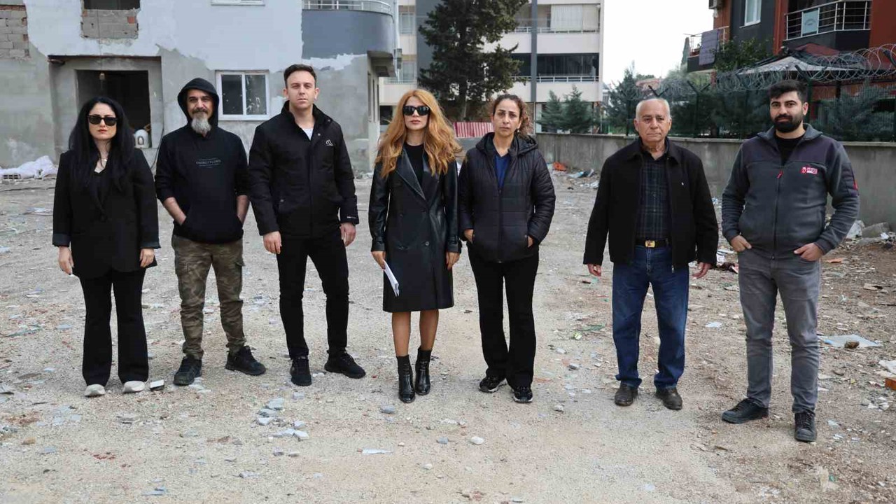 Aldıkları daireler yıllardır bitmeyen mağdurlar inşaat önünde eylem yaptı
