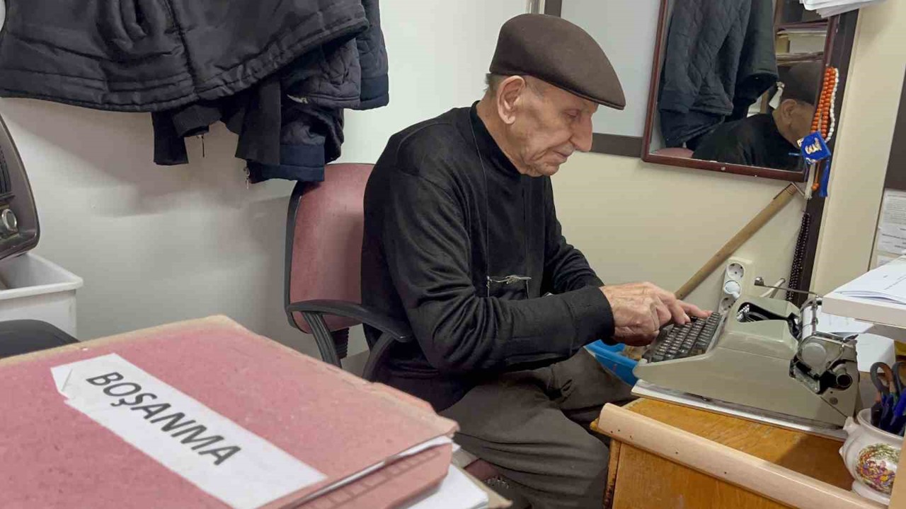 93 yaşındaki arzuhalci mesleğini ilk günkü aşkla sürdürüyor
