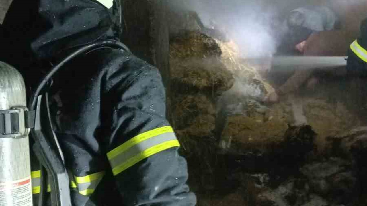 Burdur’da evin altında bulunan saman balyaları yandı
