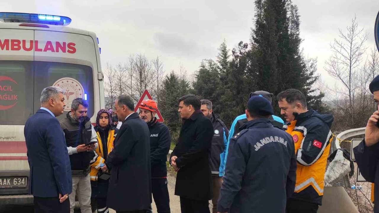 Yalova’da servis midibüsü kaza yaptı: 1 ölü, 20 yaralı
