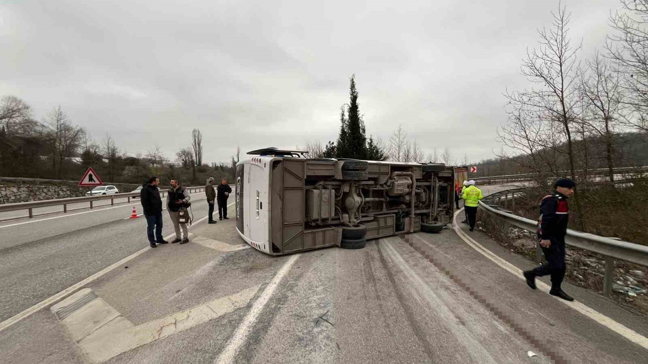 Yalova’da servis midibüsü kaza yaptı: 1 ölü, 20 yaralı
