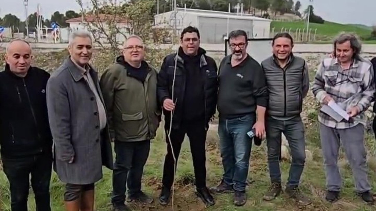 CHP’li başkandan galoşlu fidan dikimi
