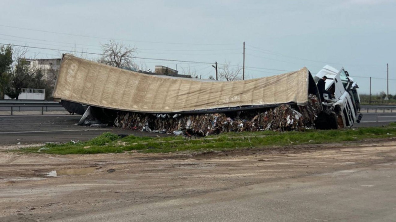Mardin’de karton yüklü tır devrildi: 1 yaralı

