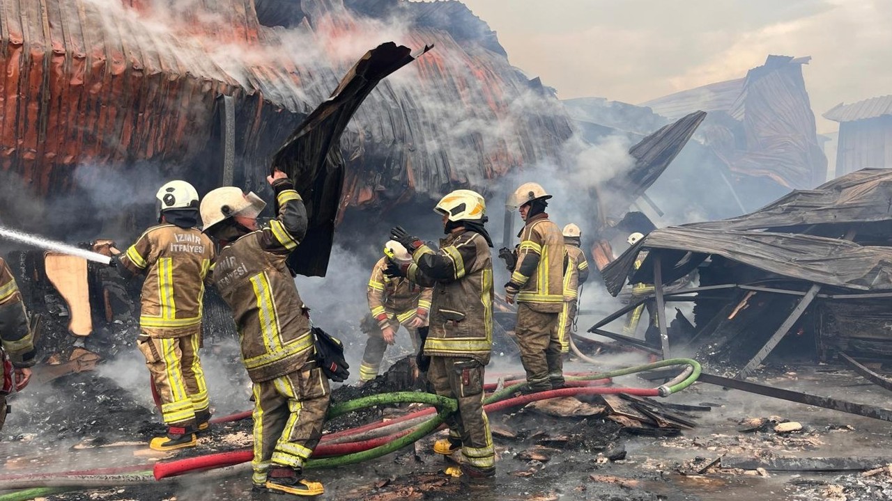İzmir’de sanayi sitesindeki yangın kontrol altına alındı
