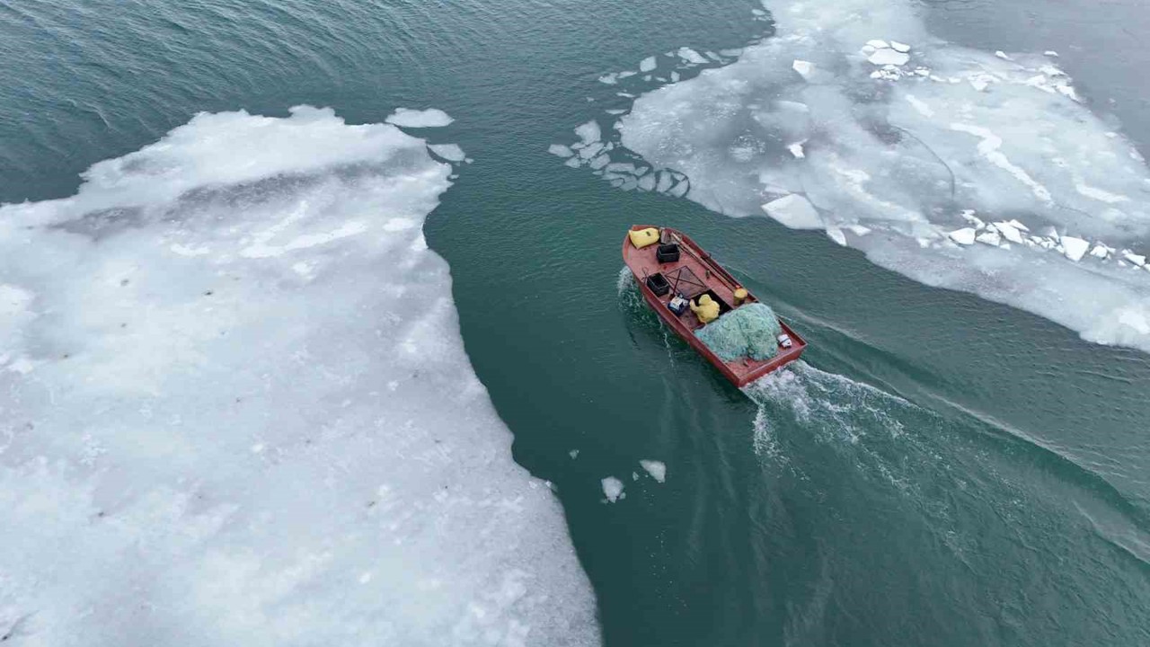 Buzların çözülmeye başladığı Nazik Gölü’nde balıkçı tekneleri yeniden suya indi
