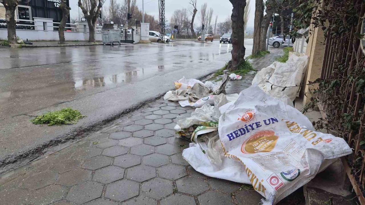 Kaldırımları çöplük gibi kullanıyorlar
