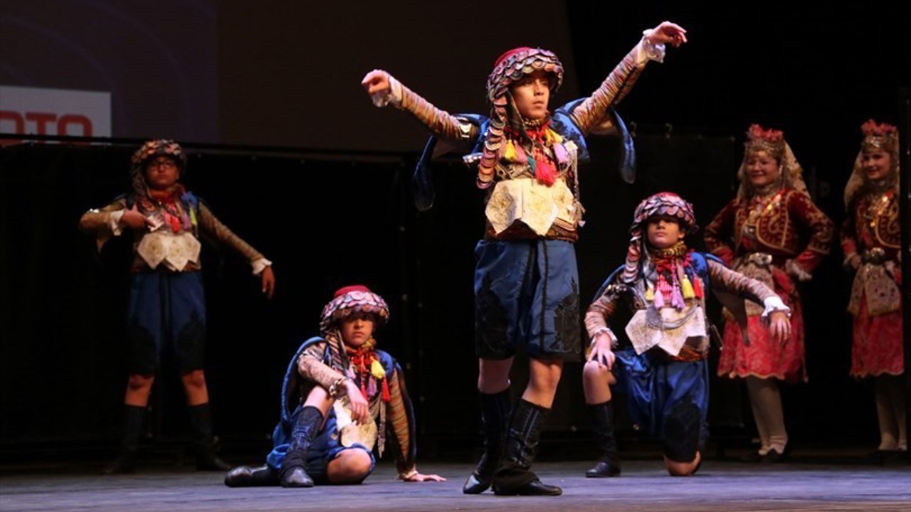 Halk oyunlarında yıldızlar Denizli’de sahne alacak
