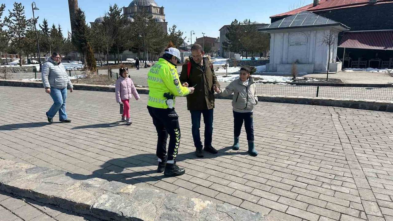 Kars’ta trafik güvenliği için bilgilendirme çalışması
