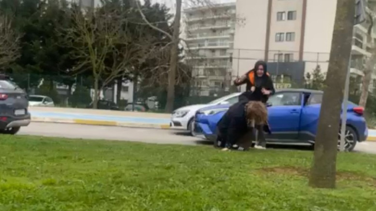 Pendik’te iki sürücü arasında yol kavgası çıktı: Kimseye aldırmadan yerlerde sürükledi
