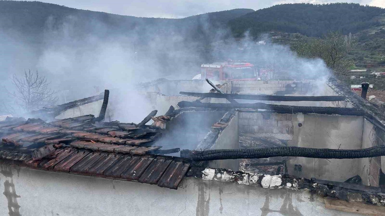 Yatağan’daki yangında bir ev küle döndü
