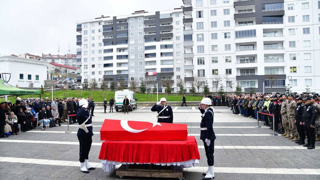 Trabzon’da görevli Bayburtlu polis memuru hayatını kaybetti

