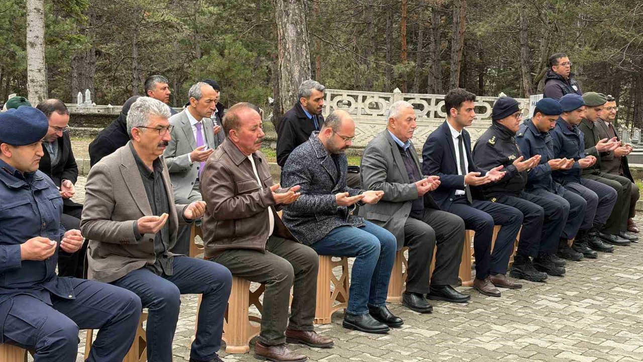 Şehit Hava Pilot Teğmen Yavuz Eracar kabri başında anıldı
