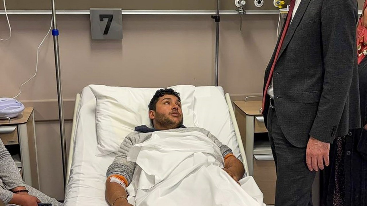 Başkan Vekili Çiçek, hastaneye giderek kazada yaralanan personelin durumu hakkında bilgi aldı
