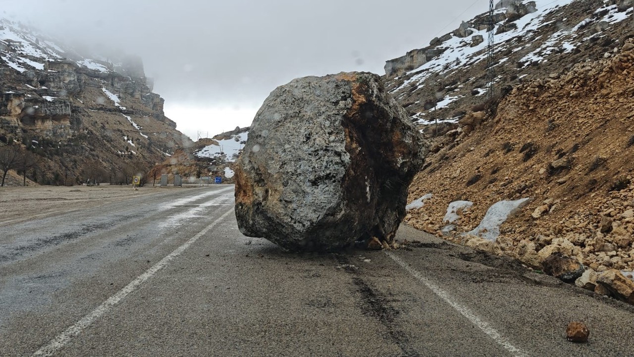 Karaman’da yola dev kaya düştü
