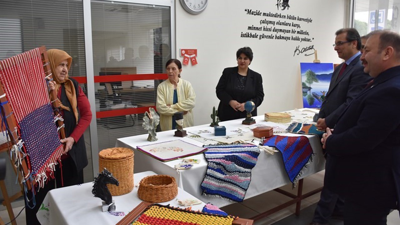 Salihli huzurevi sakinleri hünerlerini sergiledi
