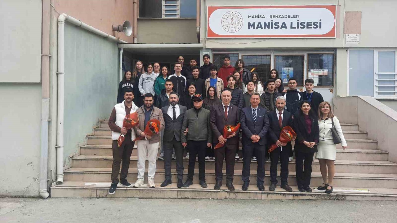 Şehit yakınları ve gaziler Manisa Lisesi’nde gençlerle buluştu
